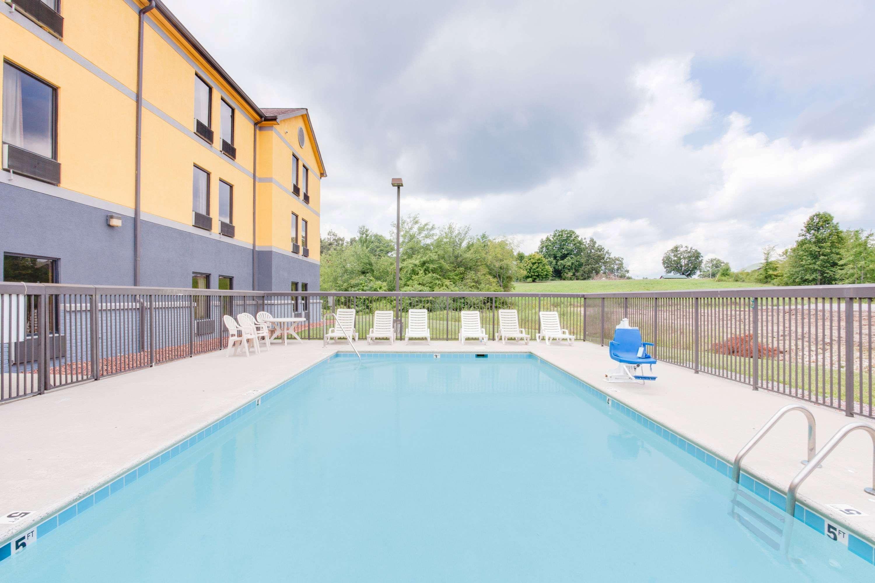 Super 8 By Wyndham Crossville Tn Bagian luar foto